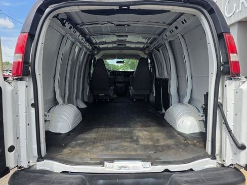 Used 2017 Chevrolet Express 3500 RWD image 15