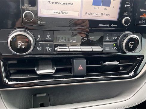 Used 2020 Toyota Highlander LE image 31