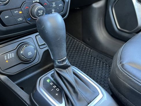 Used 2022 Jeep Renegade Limited w/ Sun, Sound & Wheels Group image 26