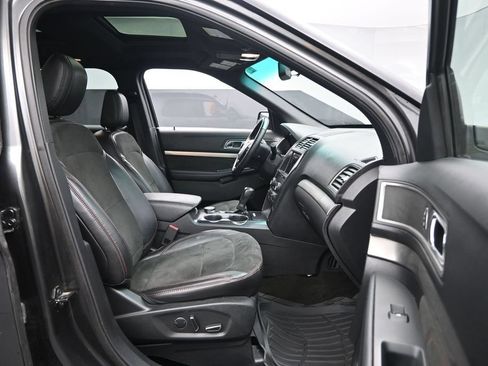 Used 2018 Ford Explorer XLT w/ Equipment Group 202A AWD/4WD image 24