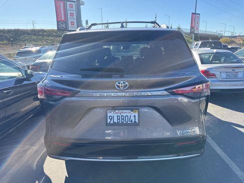 Used 2024 Toyota Sienna Platinum image 3