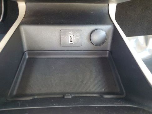 Certified 2018 Ford Fusion SE w/ Fusion SE Technology Package image 28