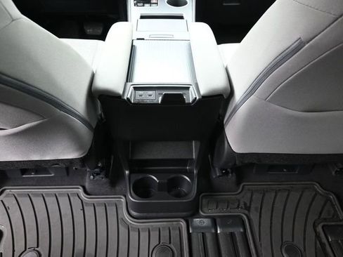 Used 2025 Toyota Sienna LE image 24