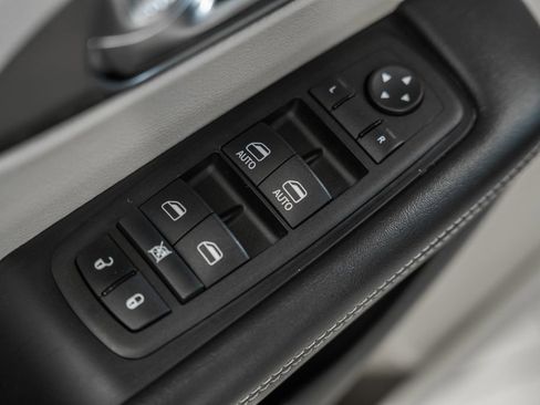 Used 2024 Chrysler Pacifica Touring-L FWD image 44
