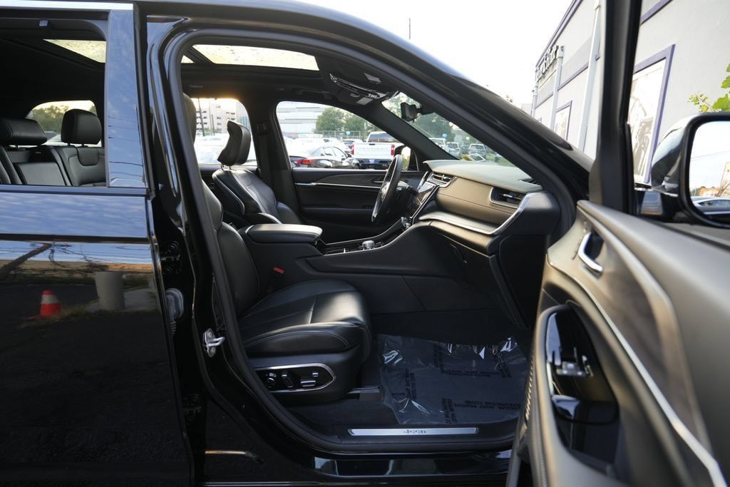Used 2023 Jeep Grand Cherokee Overland w/ Advanced Protech Group III AWD/4WD image 34