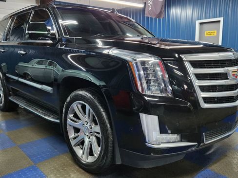 Used 2017 Cadillac Escalade Luxury image 2