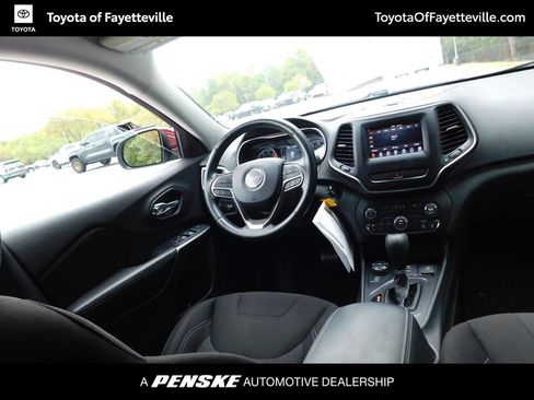 Used 2019 Jeep Cherokee Latitude w/ Cold Weather Group AWD/4WD image 2
