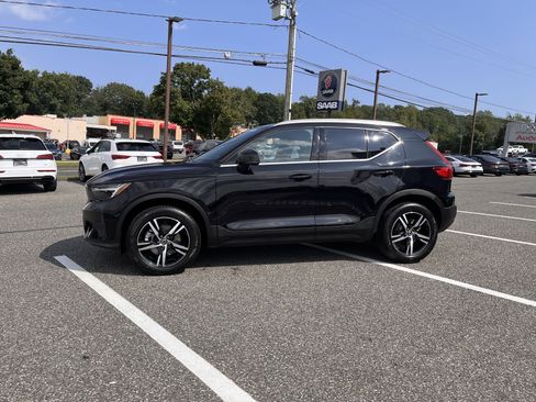 Certified 2025 Volvo XC40 B5 Core image 4