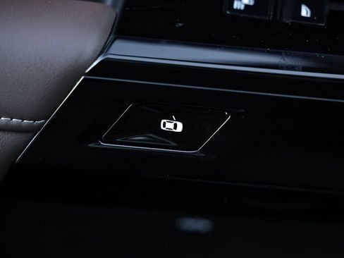 Used 2025 BMW i7 eDrive50 w/ Premium Package image 19