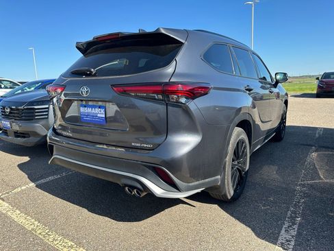 Used 2023 Toyota Highlander XSE AWD/4WD image 3