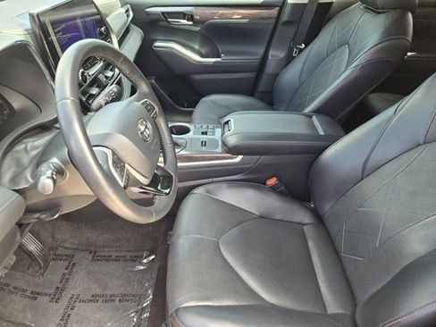 Used 2023 Toyota Highlander Platinum FWD image 12