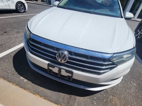 Used 2019 Volkswagen Jetta SE w/ Cold Weather Package FWD image 4
