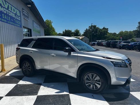 Used 2023 Nissan Pathfinder S FWD image 3
