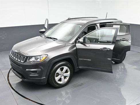 Used 2017 Jeep Compass Latitude w/ Safe & Security Group AWD/4WD image 39