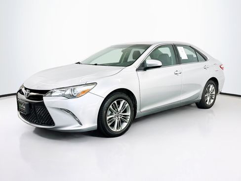 Used 2017 Toyota Camry SE FWD image 3