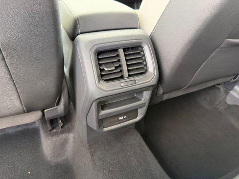Used 2025 Volkswagen Taos SE FWD image 22