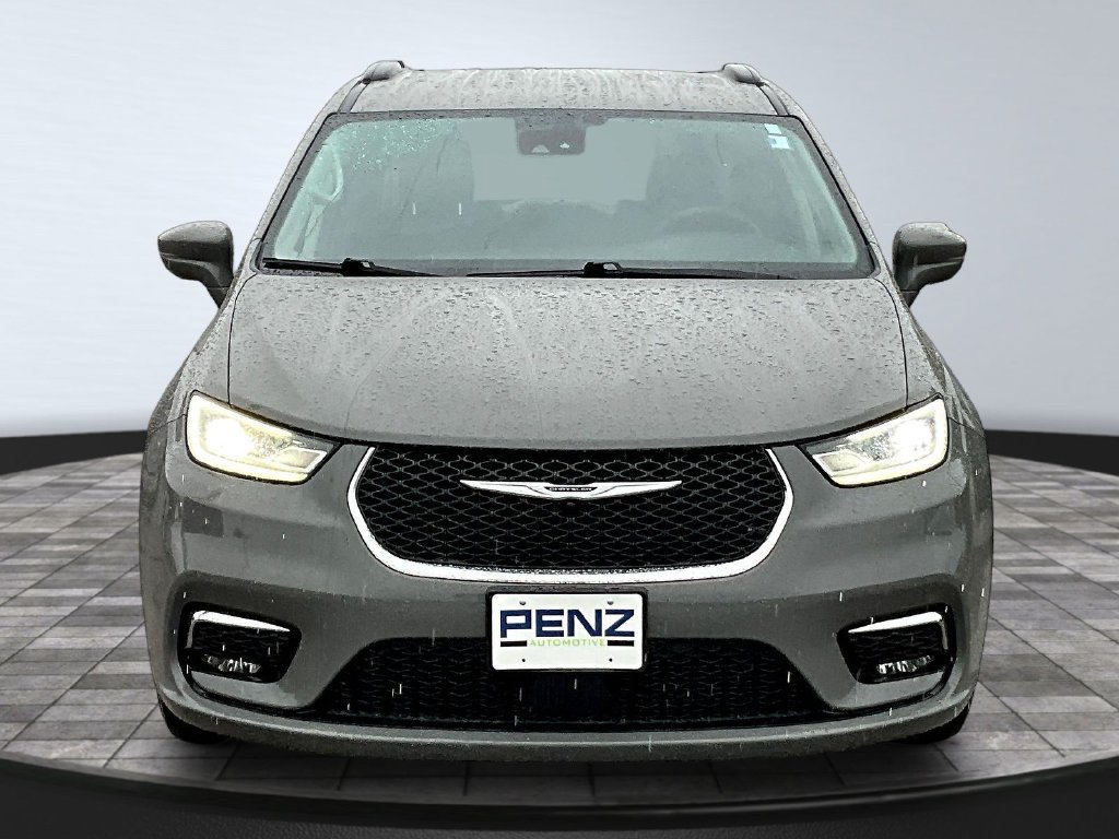Used 2022 Chrysler Pacifica Touring-L FWD image 2