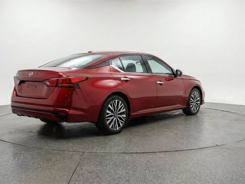 Used 2025 Nissan Altima 2.5 SV FWD image 9