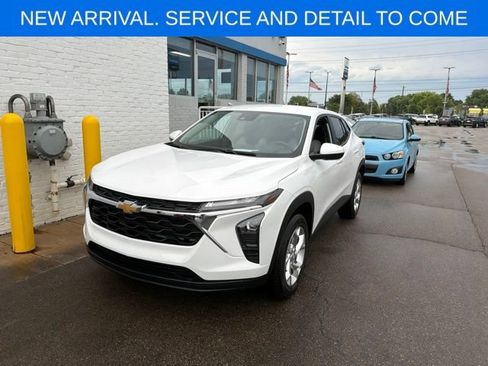 Used 2024 Chevrolet Trax LS w/ LS Convenience Package FWD image 1