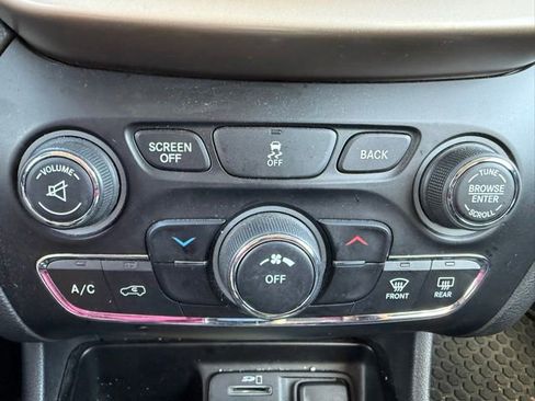 Used 2014 Jeep Cherokee Latitude w/ Cold Weather Group FWD image 14