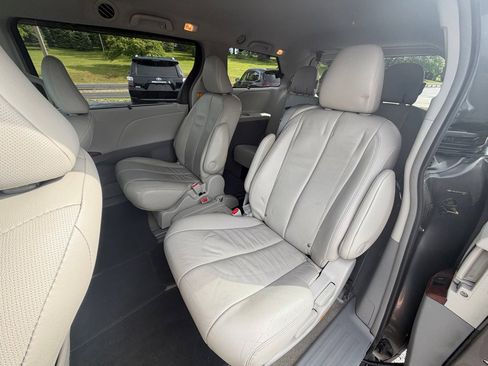 Used 2013 Toyota Sienna XLE FWD image 14