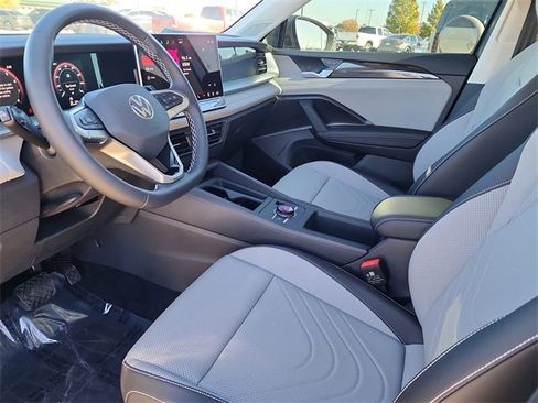 New 2025 Volkswagen Tiguan SE image 12