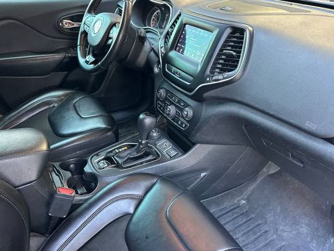 Used 2019 Jeep Cherokee Latitude Plus AWD/4WD image 18