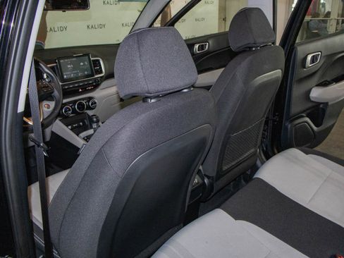 Used 2025 Hyundai Venue SEL image 9