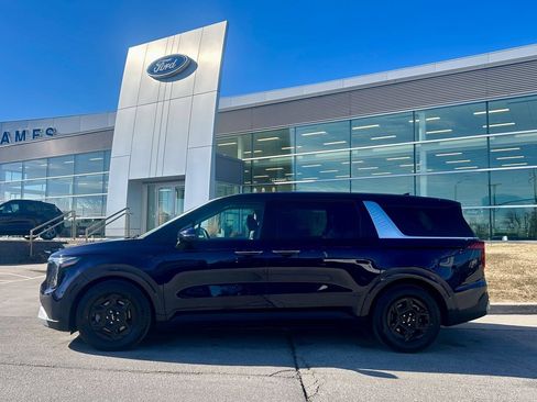 Used 2025 Kia Carnival image 2