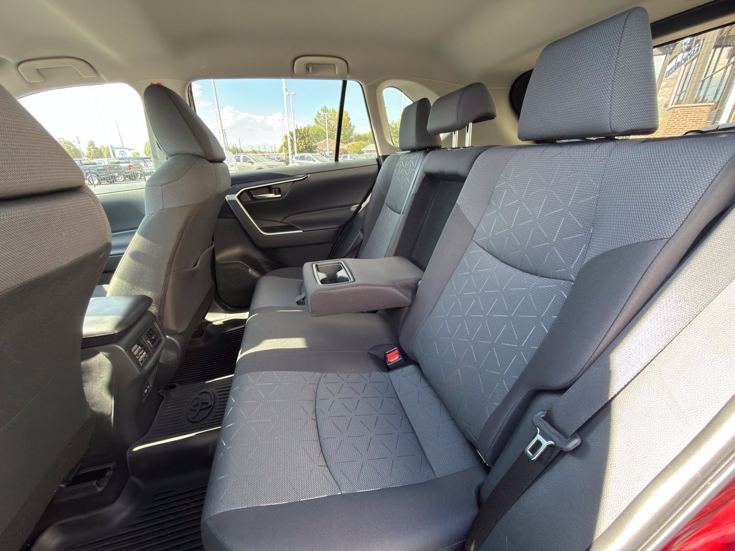 Used 2025 Toyota RAV4 XLE FWD image 25