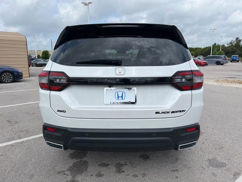 Certified 2025 Honda Pilot Black Edition image 5