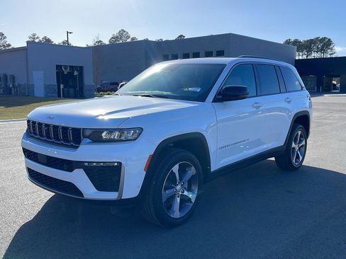 New 2026 Jeep Grand Cherokee Limited w/ Luxury Tech Group II AWD/4WD image 3