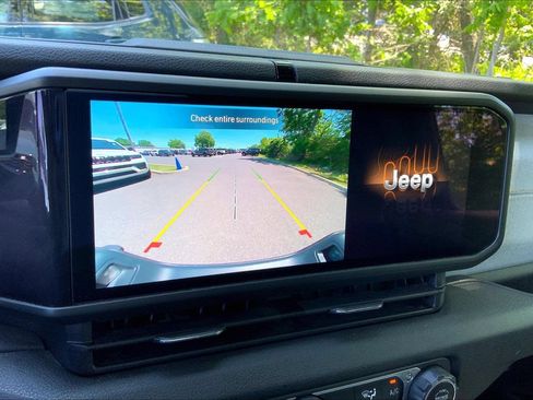 Certified 2024 Jeep Gladiator Sport AWD/4WD image 23
