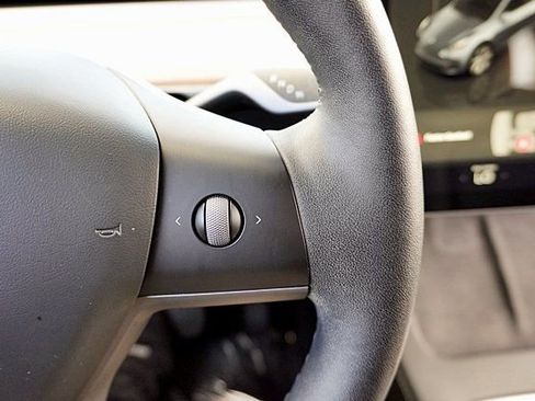 Used 2023 Tesla Model Y 2WD image 38