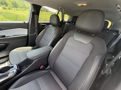 Used 2025 Chevrolet Trax LT FWD image 31