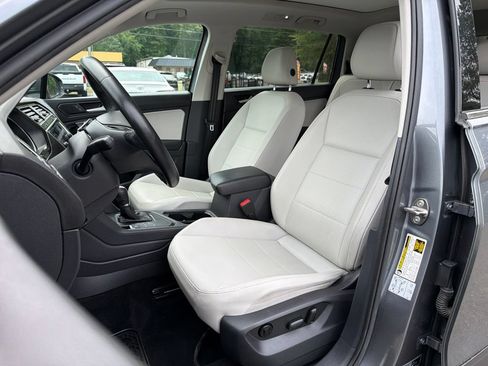 Used 2019 Volkswagen Tiguan SE w/ Panoramic Sunroof Package FWD image 18