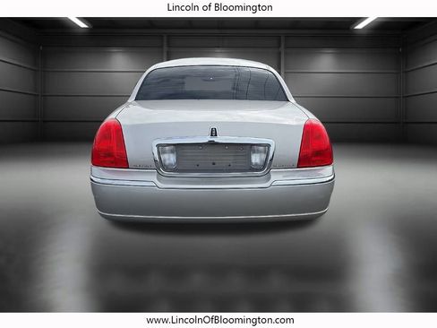 Used 2010 Lincoln Town Car Signature Limited image 7
