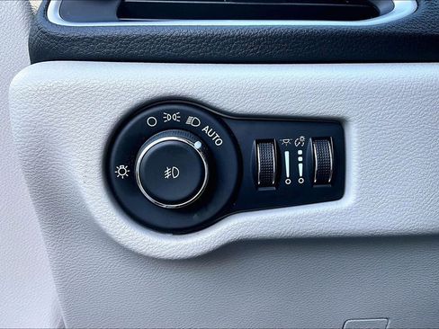 Used 2021 Chrysler Pacifica Touring-L FWD image 16