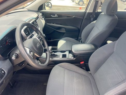 Used 2019 Kia Sorento LX image 4