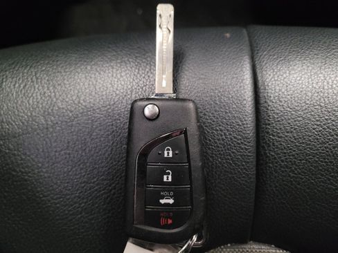 Used 2020 Toyota Camry SE w/ Carpet Mat Package image 32