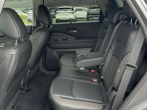 Used 2023 Nissan Pathfinder SL w/ Black Appearance Package AWD/4WD image 14