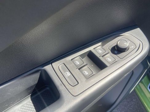 New 2025 Volkswagen Taos SE image 21