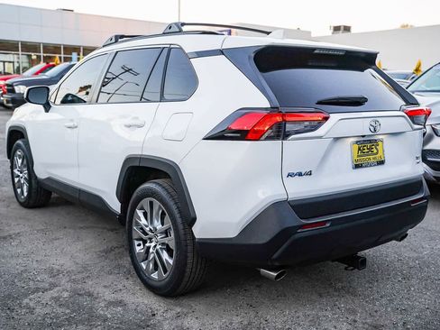 Used 2020 Toyota RAV4 XLE Premium image 8