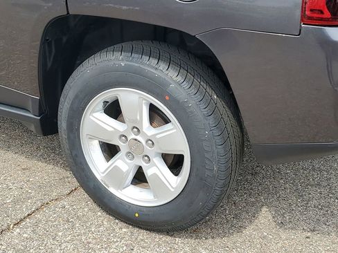 Used 2017 Jeep Compass Latitude FWD image 29
