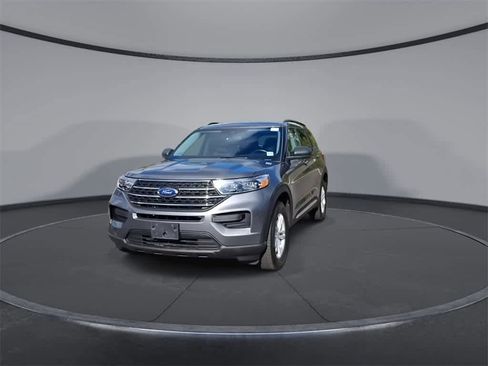 Used 2022 Ford Explorer XLT image 3
