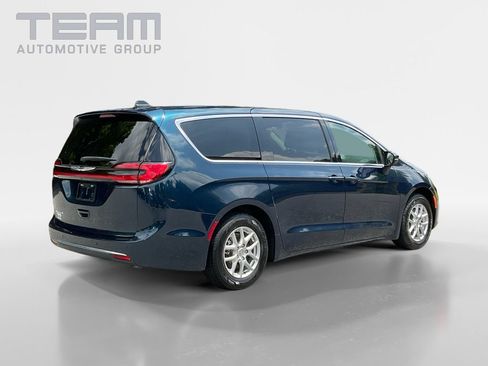 Used 2023 Chrysler Pacifica Touring-L FWD image 7