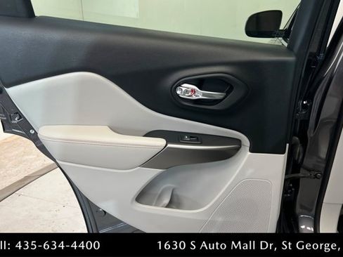 Used 2019 Jeep Cherokee Limited w/ Luxury Group AWD/4WD image 18