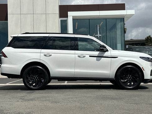 New 2026 Lincoln Navigator Reserve AWD/4WD image 2
