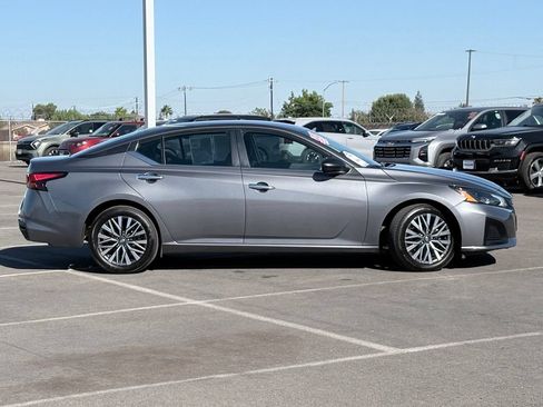 Used 2025 Nissan Altima 2.5 SV FWD image 4