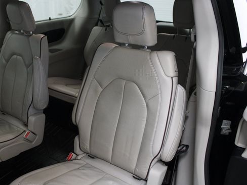 Used 2020 Chrysler Pacifica Limited image 22